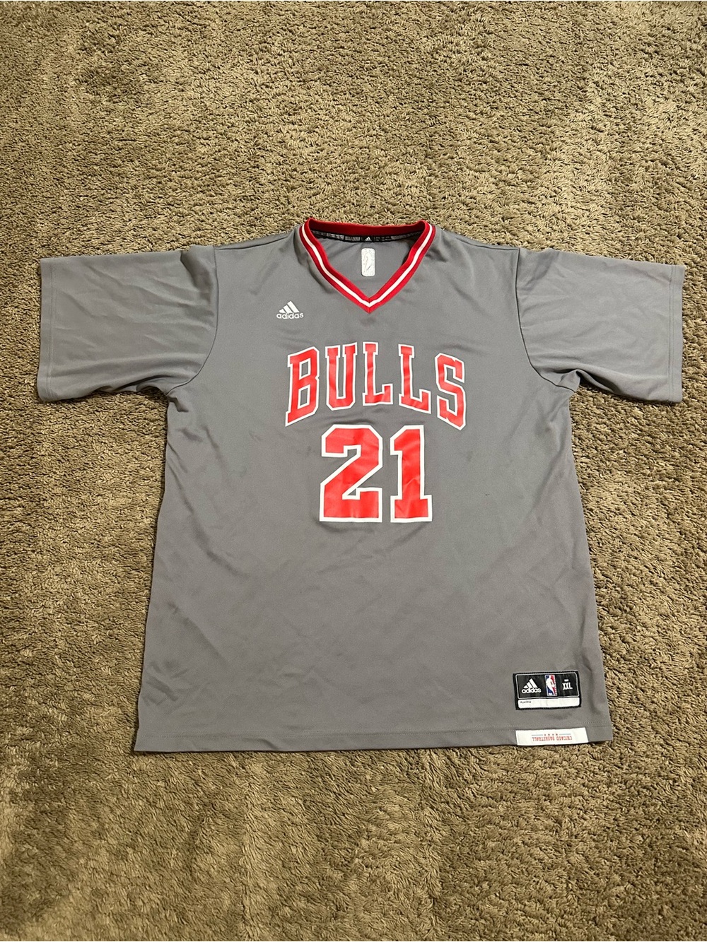 Vintage NBA Adidas Chicago Bulls “Butler” jersey 00s size 2XL